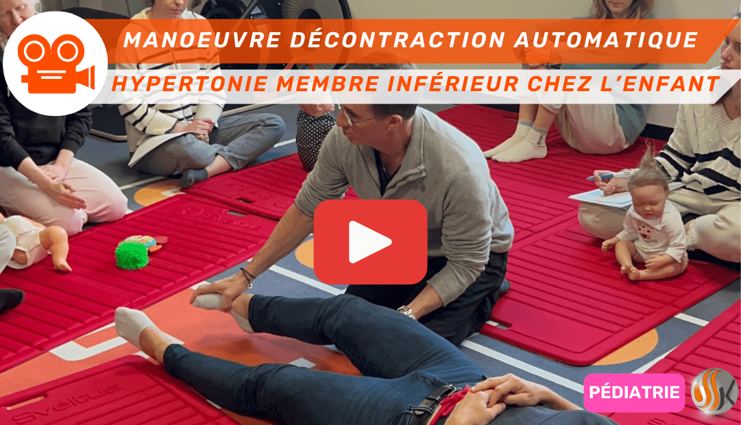 Manœuvre de décontraction automatique du membre inférieur une clé douce pour fléchir le membre inférieur en cas d’hypertonie chez l’enfant